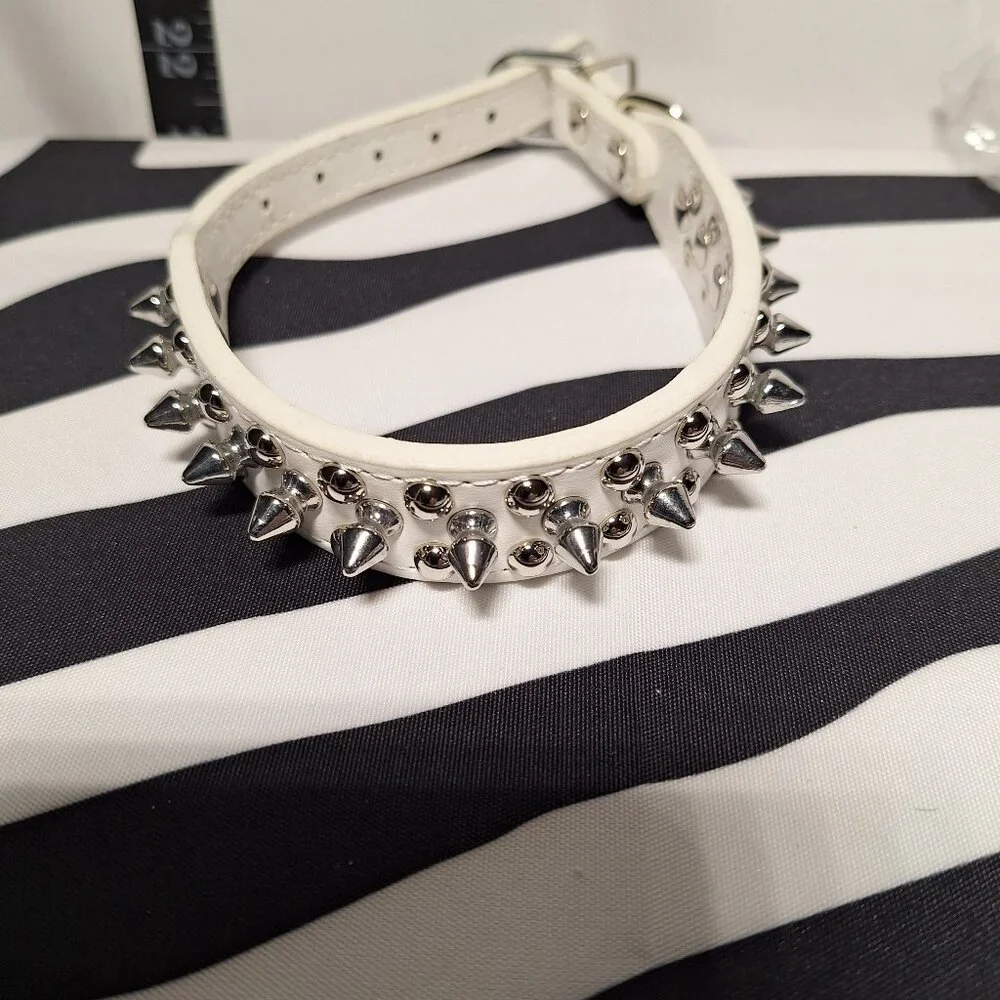 NWT Spiked Dog Collar white Size: S (10.2